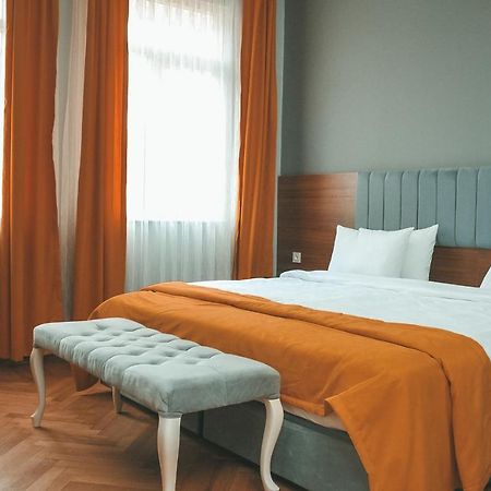 Palm Hotel Batoemi Buitenkant foto