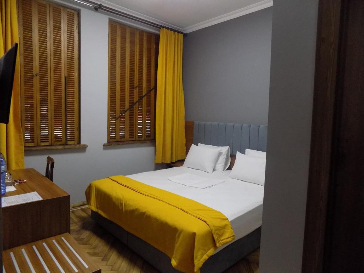 Palm Hotel Batoemi Buitenkant foto