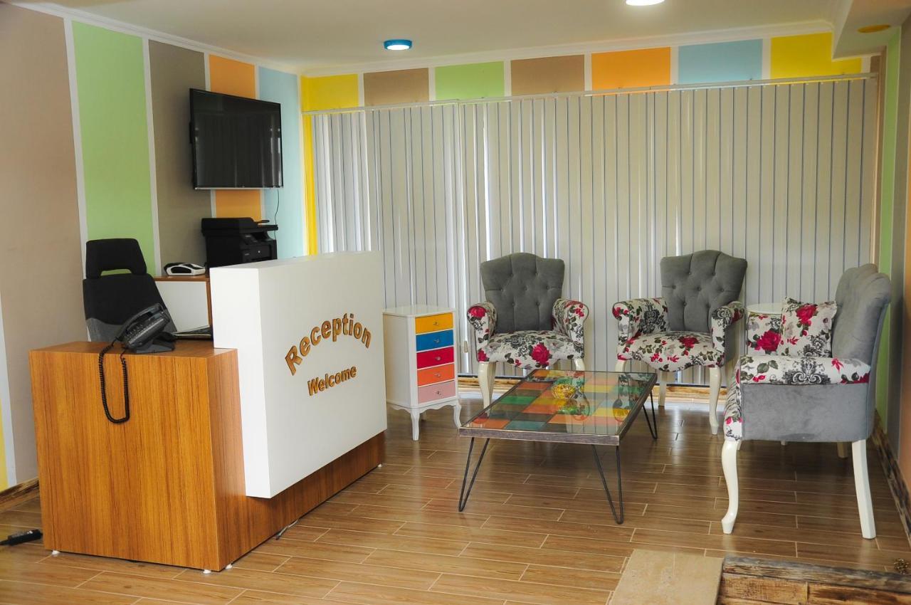 Palm Hotel Batoemi Buitenkant foto